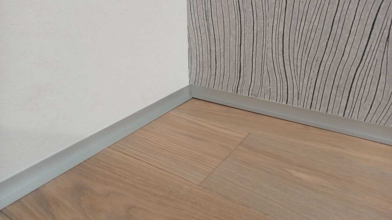 Микроплинтус SL16X25-001 16х25х2000мм Без покрытия