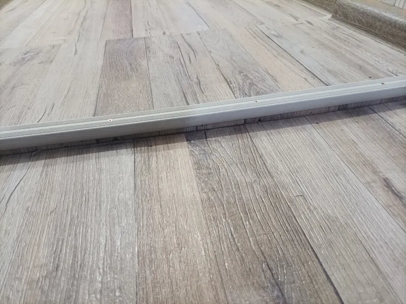 Порог угловой ПУ 06.2700.052 0,9 м Ель дымчатая