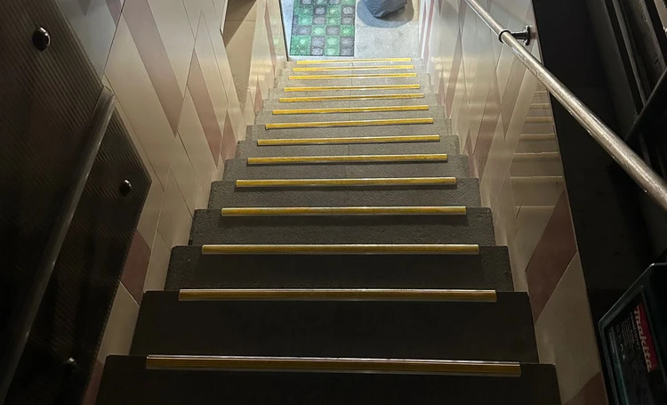 Порог угловой ПУ 70.2700.201л Серебро