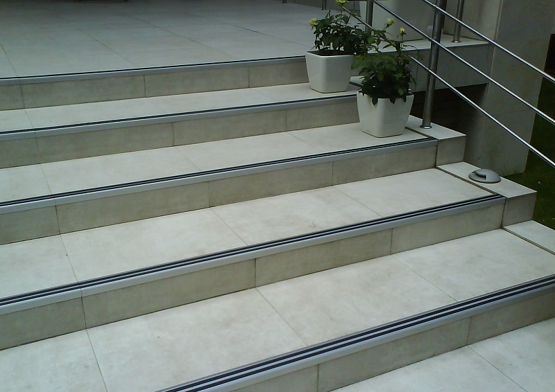 Порог угловой ПУ 70.900.01лч Анод серебро