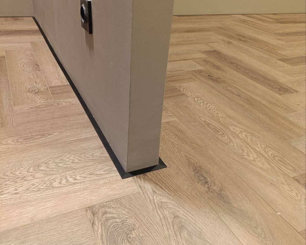 Антиплинтус Апл 01.2700.15. Черный