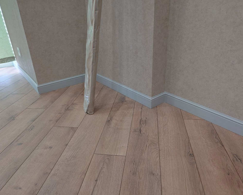 Плинтус СОЛИД 1 UHD 01/80 80*12*2000. Белый под покраску