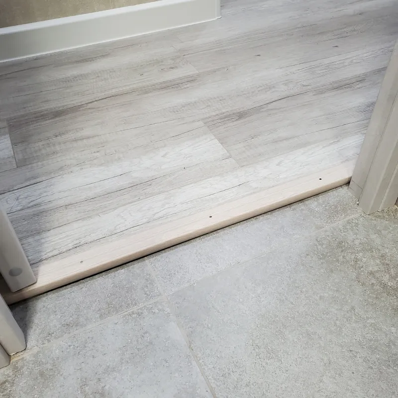 Порог угловой ПУ 06.2700.052 0,9 м Ель дымчатая