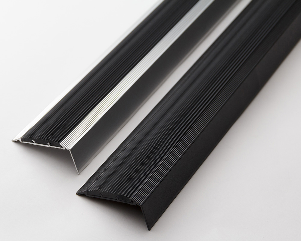 Порог угловой ПУ 70.1800.01лч Анод серебро