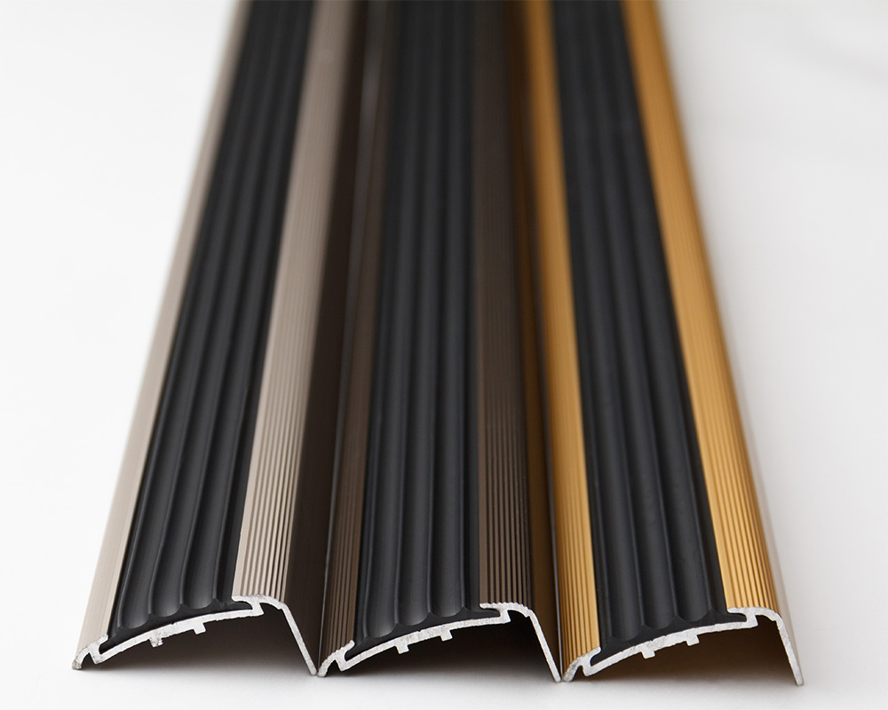 Порог угловой ПУ 71.1800.001ч Алюминий