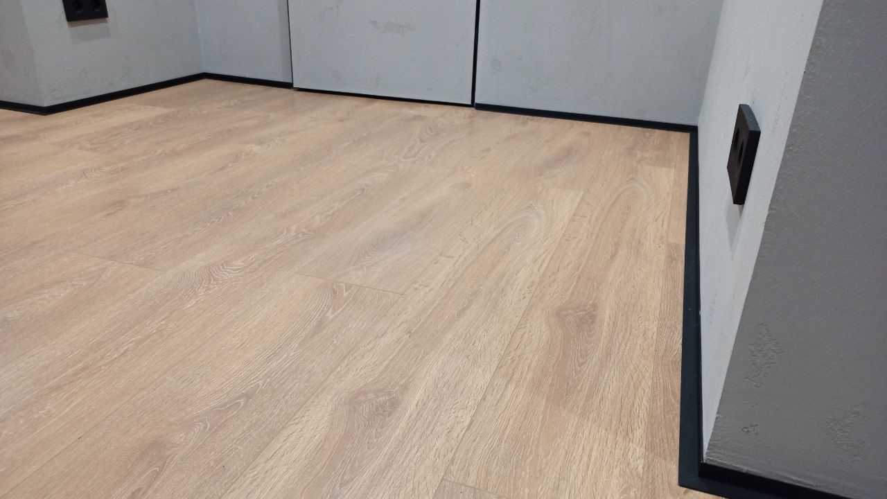 Микроплинтус MSAPL 02.2700.15 Анод черный