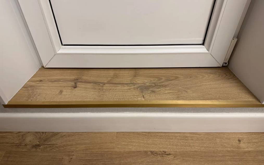 PVL90-05 Угол латунь Антик медь светлая 10х10мм 2.7м