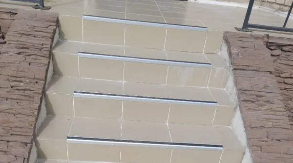 Порог угловой ПУ 10.2500.414 Серый