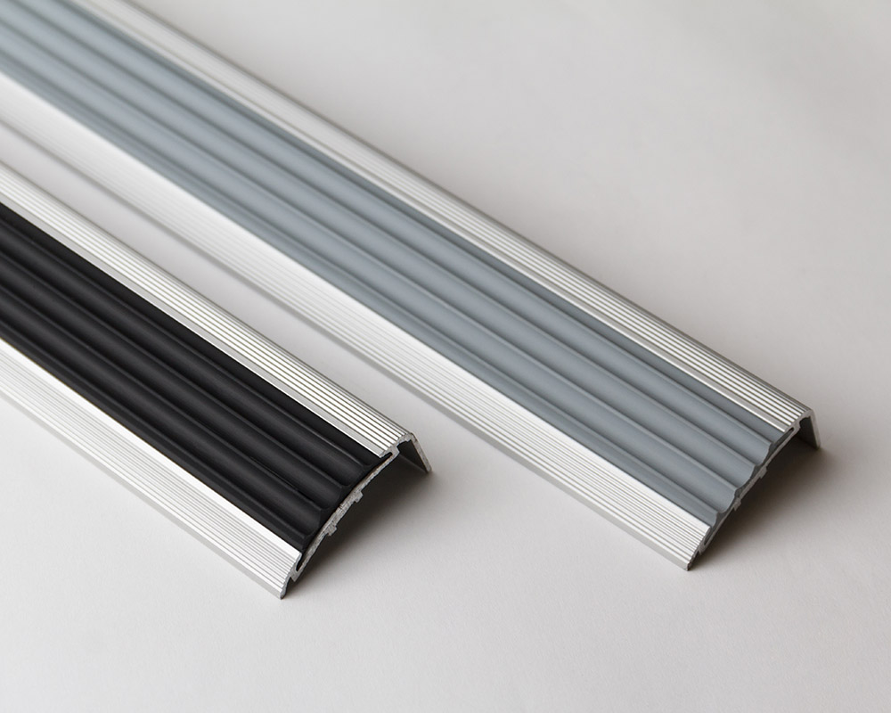 Порог угловой ПУ 71.1800.001ч Алюминий